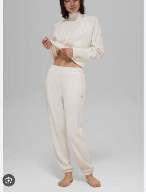 ALO Yoga White Waffle-Knit Sweatshirt and Joggers Set